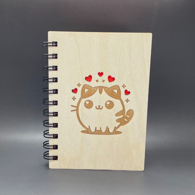 Gravírovaný dřevěný zápisník - Střední A6 - Kočička - Obrázek 2