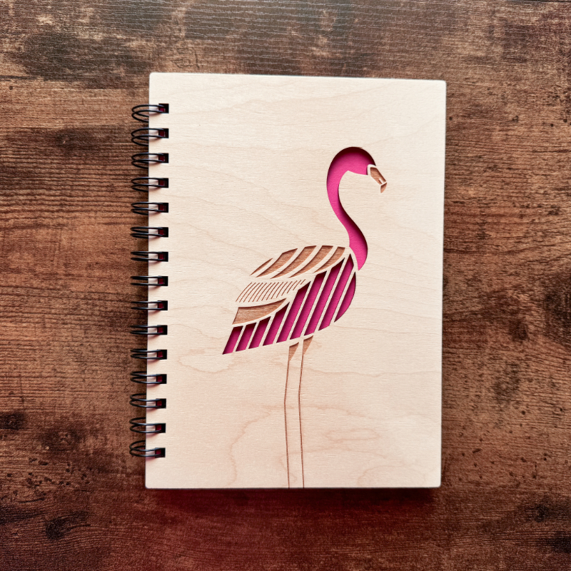 Gravírovaný dřevěný zápisník Plameňák – Velký A5 - Obrázek 2