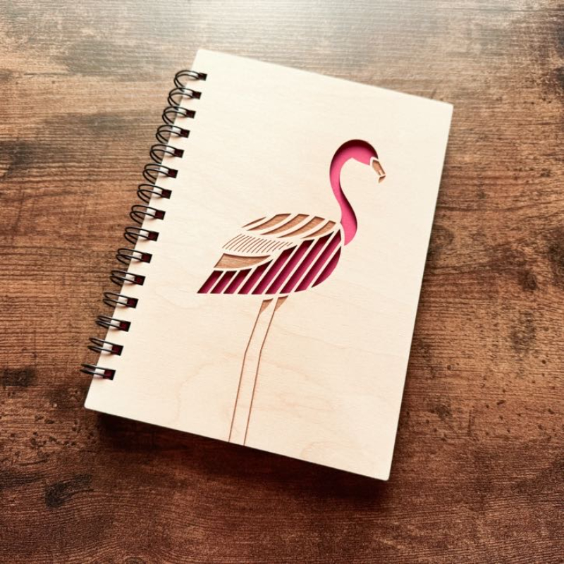 Gravírovaný dřevěný zápisník Plameňák – Velký A5