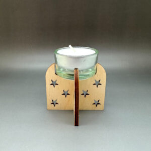 Dřevěný vánoční svícen s hvězdičkami