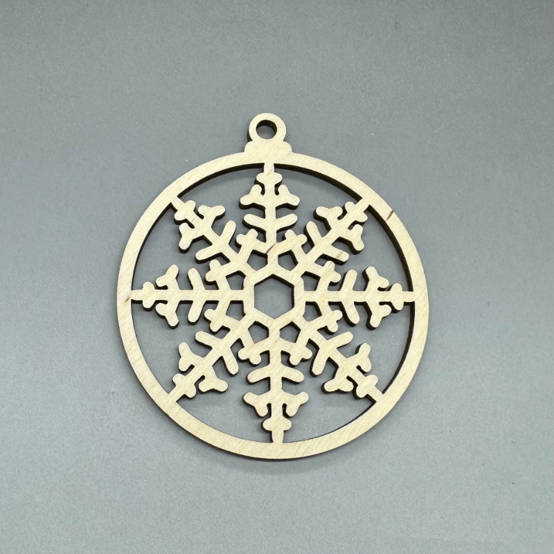 Dřevěná ozdoba na stromeček - Vločka č. 2