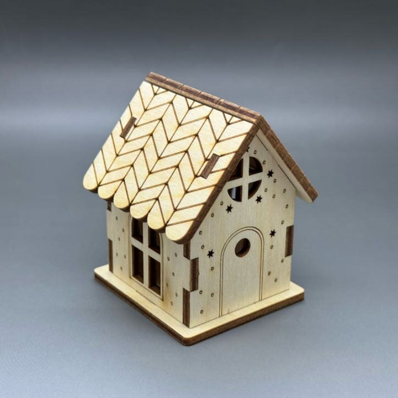 Mini dřevěný domeček s hvězdičkami z překližky