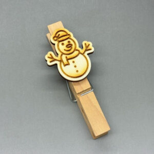 Gravírovaný dřevěný vánoční kolíček na dárky - Sněhulák
