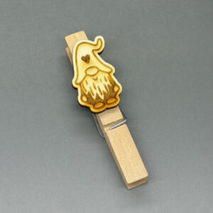 Gravírovaný dřevěný vánoční kolíček na dárky - Skřítek se srdíčkem