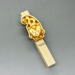 Gravírovaný dřevěný vánoční kolíček na dárky - Skřítek s puntíky